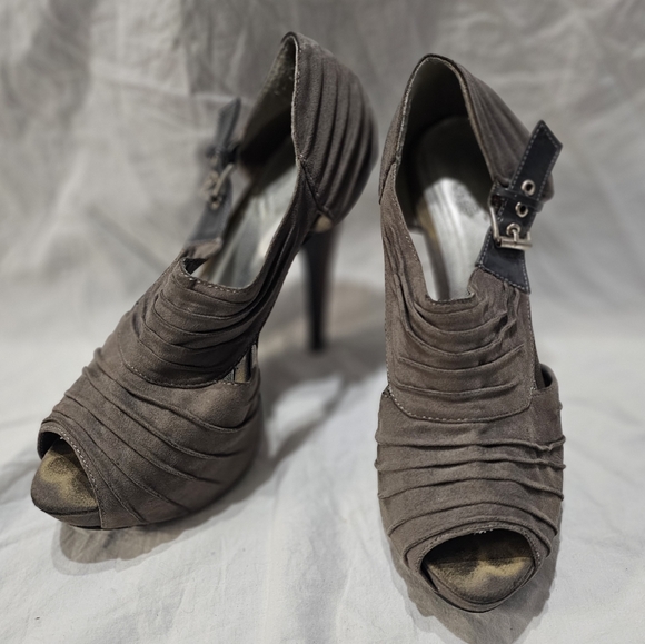 Charlotte Russe Gray Heels Modern Design - Picture 1 of 10